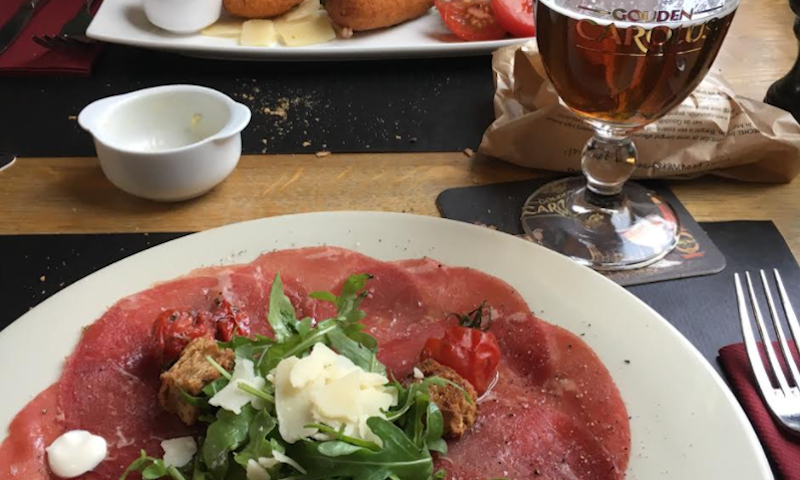 Carpaccio met Gouden Carolus Classic Carpaccio op een bord met Gouden Carolus Classic